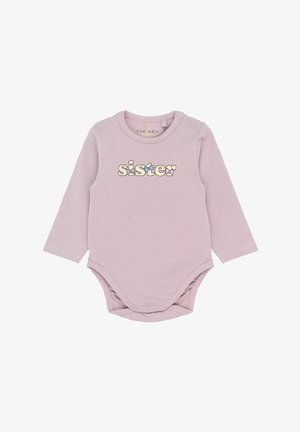 Body roz pal cu maneci lungi, cu închideri tip snaps, având inscripția "soră" în litere colorate și fundițe ca accente pe piept.