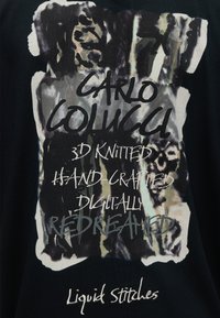 Κείμενο στο ύφασμα: Carlo Colucci, πλεκτό 3D, χειροποίητο, ψηφιακά αναδημιουργημένο, υγρές ραφές με αφηρημένο σκούρο μοτίβο στο φόντο.