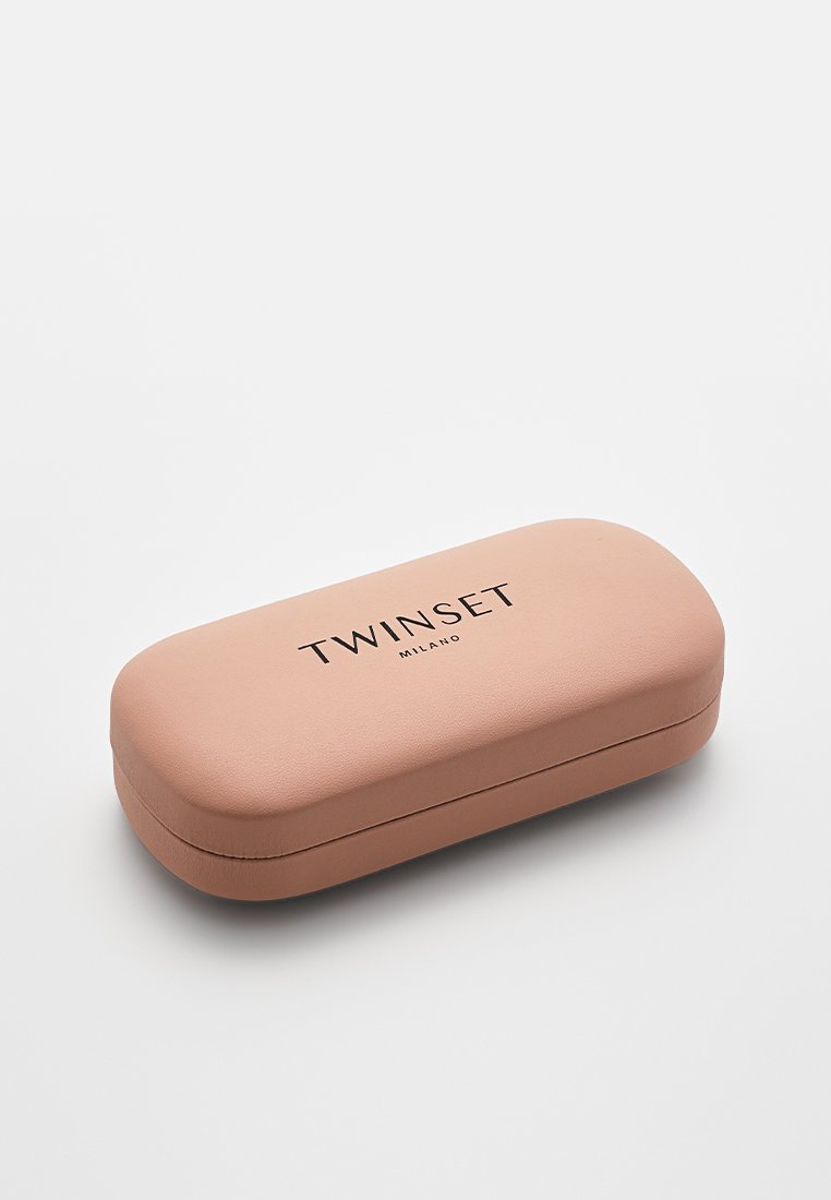 Rechteckiges, weiches pinkfarbiges Brillenetui mit abgerundeten Ecken, auf dessen Oberseite in der Mitte "TWINSET MILANO" in Schwarz aufgedruckt ist.