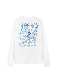 Biała bawełniana koszula z długim rękawem z niebieskim nadrukiem przedstawiającym surfera, lamparta oraz dekoracyjny tekst z tyłu.