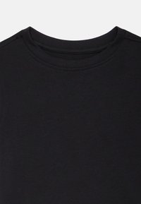 Μαύρο βαμβακερό t-shirt με στρογγυλή λαιμόκοψη, λεία υφή και κοντά μανίκια, με καθαρό σχέδιο χωρίς σχέδια  ή διακοσμητικά στοιχεία.