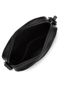 Borsa a pochette nera in pelle con cuciture blu, chiusura a zip e interno vuoto che mette in mostra una fodera in tessuto liscio. Forma rettangolare compatta.