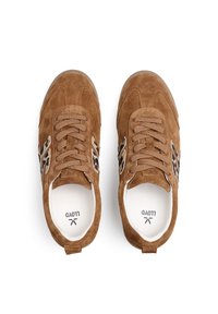 Braune Wildleder-Sneaker mit schwarzen Akzentmustern, rundem Zehenbereich, Schnürdesign und Zuglasche an der Ferse. Weiße Innensohle mit Logo.