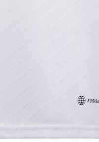 Tessuto bianco con sottili strisce diagonali, texture liscia e angoli arrotondati. Presenta un piccolo logo nero nell'angolo in basso a destra.