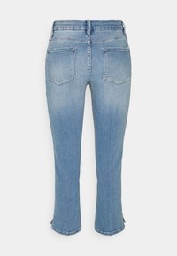 Jeans de mezclilla azul claro con un diseño de pierna recta, que cuentan con bolsillos traseros y un dobladillo sin acabar en los tobillos. Textura suave con un acabado clásico.