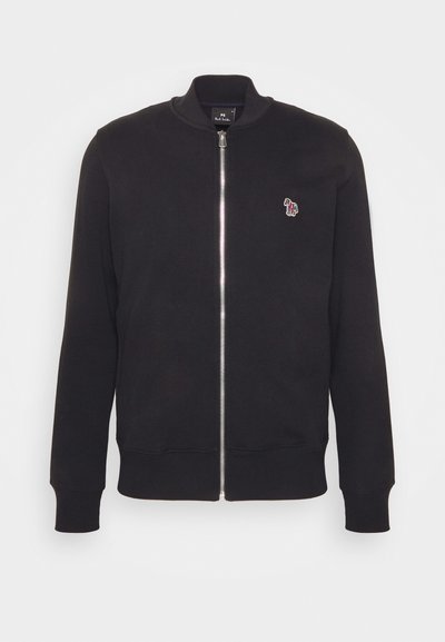 Melnā zip-up kapuce ar ribotu apkakli un aprocēm, izgatavota no mīkstas auduma, ar mazu izšūtu logotipu kreisajā krūtī.