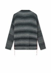 Grau gestrickter Pullover mit horizontalen Streifen in verschiedenen Farbtönen, langen Ärmeln und seitlichen Zugbändern zur Anpassung.