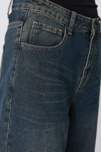 Τζιν παντελόνια σε σκούρο μπλε με ξεθωριασμένο πλύσιμο, διαθέτουν κλασικό σχέδιο με πέντε τσέπες και αντίθετη ραφή σε ομαλή υφή.