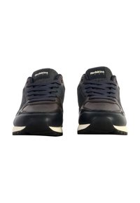 Marina idrottsskor med ovandel i mesh och läder, rund tå, snörning på framsidan, texturerad baksida, vit sula och logotyp på tungan.