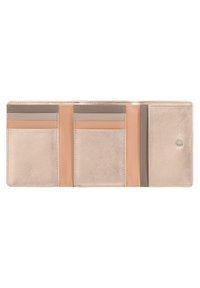Portafoglio in pelle di un beige chiaro con multiple fessure per carte in diverse tonalità di beige e taupe, dotato di chiusura a scatto e texture morbida.