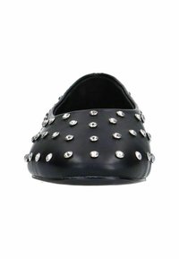 Zwarte leren platte schoenen met een ronde neus, versierd met zilveren studs die gelijkmatig over de bovenkant zijn verdeeld.