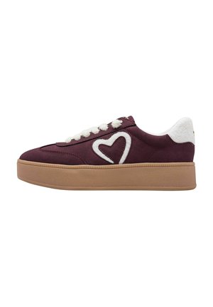Mørkerød sneaker med tyk lysbrun sål, hvide lodne snørebånd, hvidt loddet hjerte design på siden og hvidt loddet hælkant.