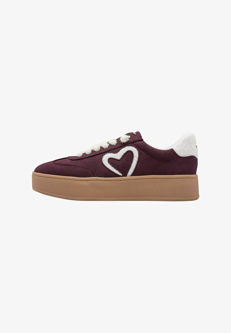 Baskets rouge foncé avec une semelle épaisse marron clair, des lacets blancs duveteux, un motif de cœur blanc duveteux sur le côté, et un col de talon blanc duveteux.
