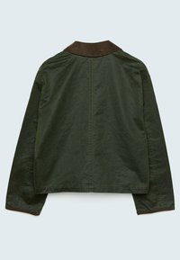 Veste vert foncé à manches longues avec un col marron et des poignets marron, vue de dos sur un fond clair.