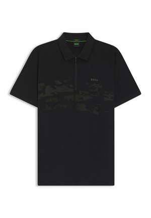 Polo negro de manga corta con cuello de cremallera, patrón horizontal sutilmente texturizado en el pecho y pequeño logo "BOSS" en el lado izquierdo.