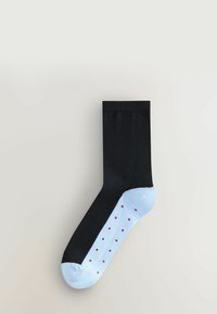 Musta sukka, jossa on vaalea sininen osa, jossa on punaisia pilkkuja; sileä pinta ja sekoitettu materiaali; nilkkamallinen muoto.