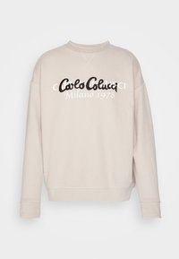 Helles beiges Sweatshirt mit Rundhalsausschnitt, weichem Material und kontrastierendem schwarzen und weißen Text: "Carlo Colucci Milano 1978", mit gemusterten Bündchen.