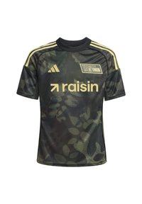 Tamna sportska majica s maskirnim uzorkom u zelenim i crnim tonovima, crnim naglascima, okruglim izrezom i "raisin" logotipom u zlatnoj boji. Adidas branding na rukavima.