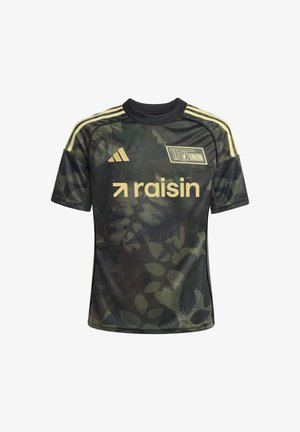 Jersey deportivo con un patrón de camuflaje oscuro en tonos verdes y negros, detalles en negro, cuello redondo, y logo "raisin" en dorado. Marca Adidas en las mangas.