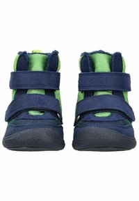 Blå og grønne højtop sko lavet af stof og syntetiske materialer, med dobbelt velcroremme og en struktureret gummisål.