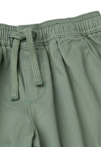 Groene shorts van een katoenmix met een elastische tailleband en verstelbaar koord. Voorzien van zijzakken en gestikte details.