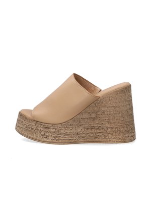 Beige leren wedge mules met een afgeronde open teen, een gestructureerd platform dat op kurk lijkt, en een zachte bovenkant.