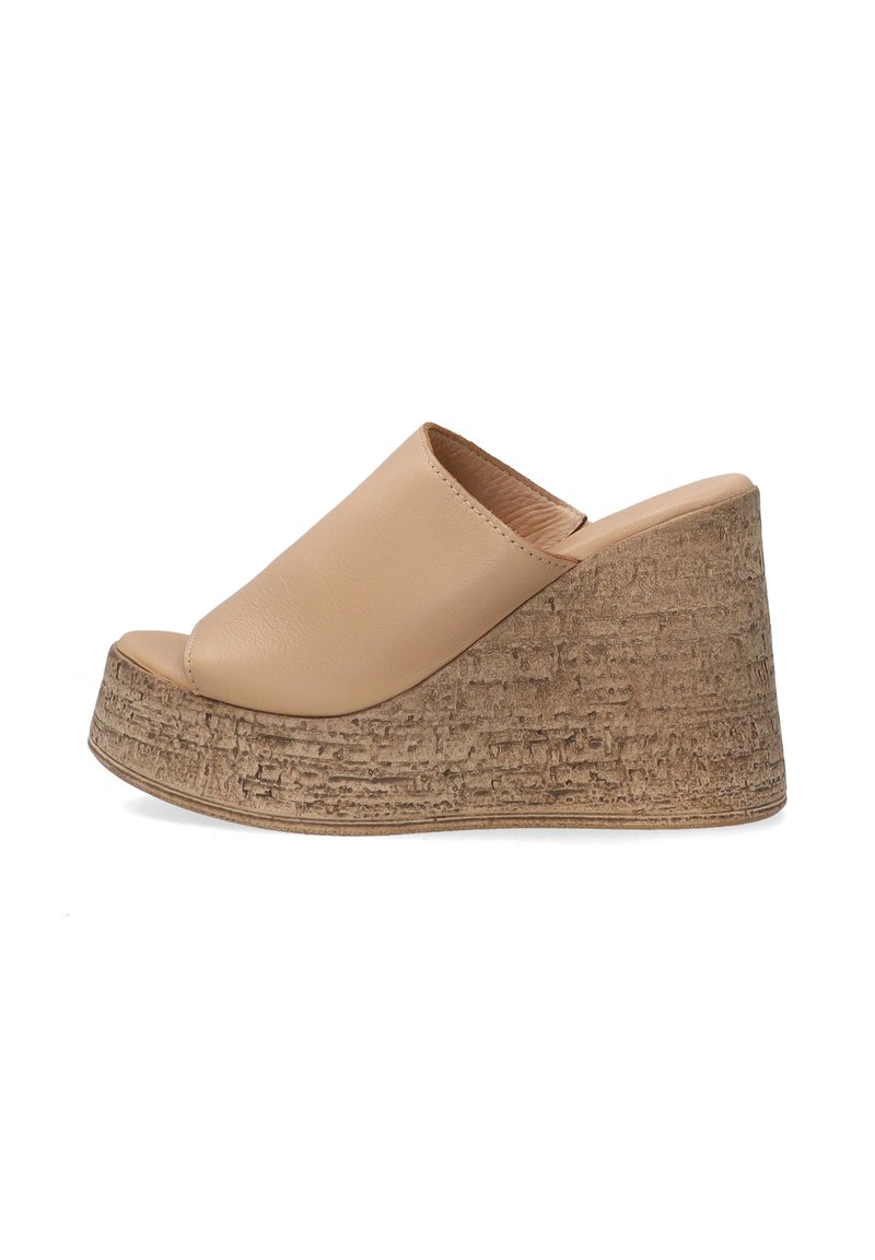 Beige leren wedge mules met een afgeronde open teen, een gestructureerd platform dat op kurk lijkt, en een zachte bovenkant.