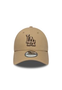 Καπέλο μπέιζμπολ σε ταμπά χρώμα με κεντημένο λογότυπο LA σε σκούρο καφέ, κατασκευασμένο από απαλό ύφασμα με καμπυλωτή γείσο και ρυθμιζόμενο λουράκι.