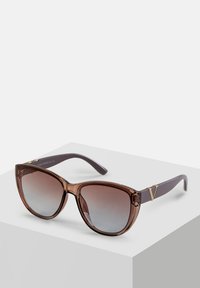 Okulary przeciwsłoneczne z przezroczystą brązową oprawką, gradientowymi soczewkami i ciemnofioletowymi zausznikami z złotym akcentem w kształcie litery 'V'.