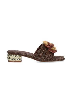 Sandalia mule marrón tejida con puntera cuadrada, flor trenzada decorativa en beige y marrón en la parte superior y tacón bajo en bloque metálico dorado esculpido.