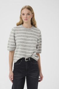 Grå og hvit stripete kortermet strikkegenser med rund hals, kombinert med høytlivs svarte jeans og et sølvbelte.