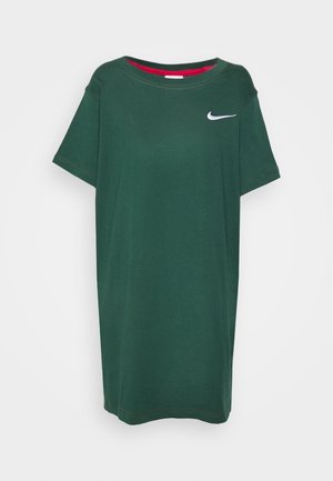 Robe t-shirt Nike vert foncé à manches courtes avec un petit logo swoosh blanc sur le côté gauche de la poitrine et une doublure intérieure rouge au niveau du col.