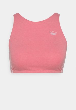 Ljusrosa sportbh med rund halsringning, tillverkad av mjukt tyg, med en liten vit logotyp framtill och minimala sömdetaljer.