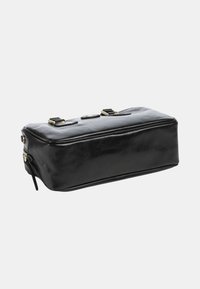 Borsa a tracolla nera in pelle rettangolare con dettagli in oro e tasca laterale con zip su sfondo bianco.
