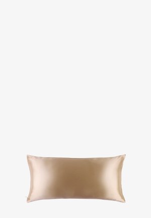 Almohada rectangular de satén en un suave color beige con una textura lisa y un brillo sutil. Los bordes son ligeramente redondeados, con un diseño minimalista.
