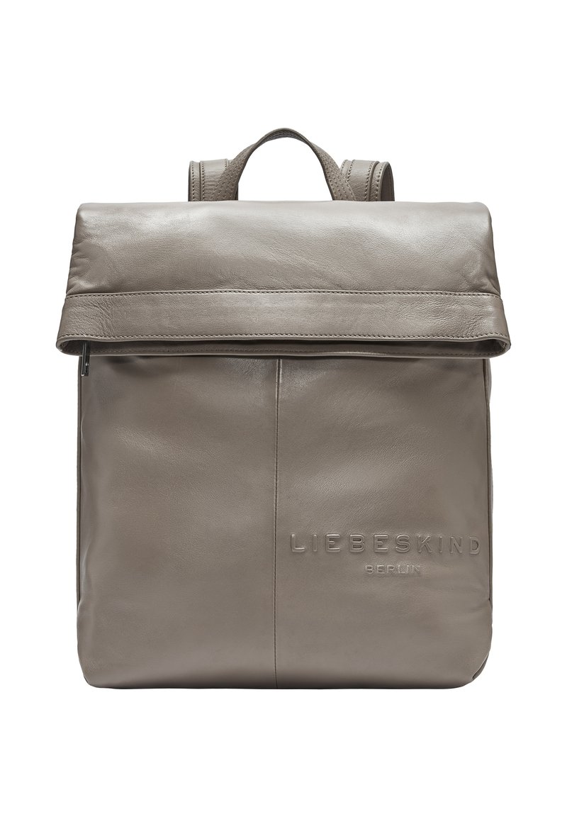 Szary skórzany plecak z klapką, ozdobiony wytłoczonym logo marki, z regulowanymi paskami i gładką fakturą. Minimalistyczny design.