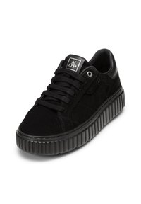 Baskets noires en daim avec une semelle en caoutchouc texturé. Dotées de lacets ronds, d'un col rembourré et d'une étiquette de langue marquée du logo.