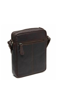 Borsa a tracolla in pelle marrone con cerniera, forma rettangolare e tasca frontale. Presenta una superficie testurizzata e una tracolla staccabile.