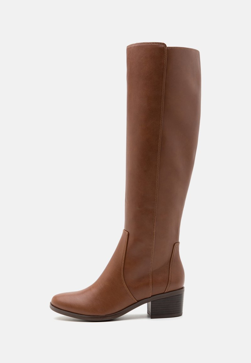 Botte en cuir marron jusqu'au genou avec un bout carré, un talon empilé et un minimum de détails de couture. Texture lisse et forme épurée.