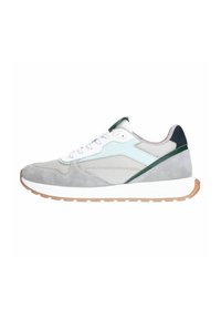 Grijze suède sneakers met mesh panelen, witte veters en een groene acccent. Voorzien van een gestructureerde rubberen zool en een gewatteerde kraag voor comfort.