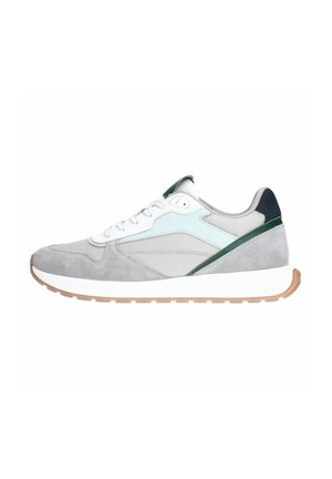Grijze suède sneakers met mesh panelen, witte veters en een groene acccent. Voorzien van een gestructureerde rubberen zool en een gewatteerde kraag voor comfort.