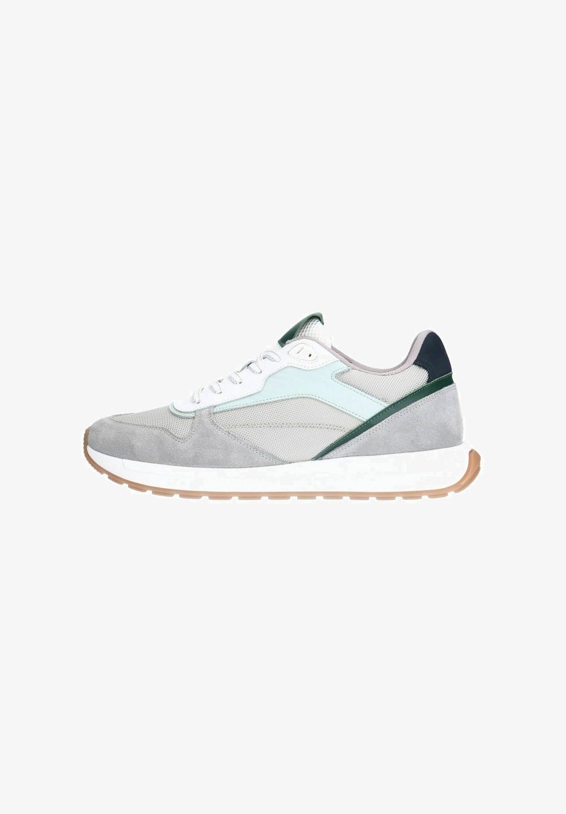 Graue Wildledersneaker mit Mesh-Einsätzen, weißen Schnürsenkeln und einem grünen Akzent. Verfügt über eine strukturierte Gummisohle und einen gepolsterten Kragen für zusätzlichen Komfort.