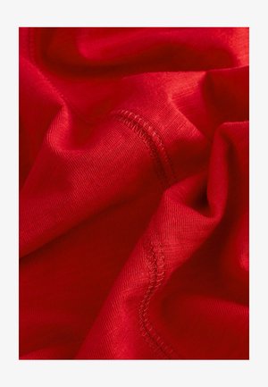 Sarkans audums, gluda tekstūra, ar smalkām šuvēm. Materiāls izskatās viegls un lokans, ar vienmērīgu krāsu visā virsmā.