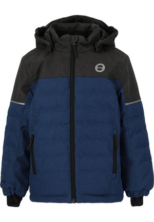 Gepolsterte Jacke mit blauem Körper und grauen Schultern. Verfügt über eine Kapuze, einen schwarzen Reißverschluss, zwei seitliche Taschen und reflektierende Akzente an den Ärmeln.