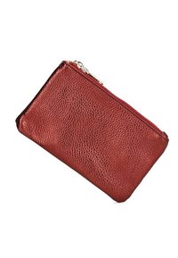 Cartera de cuero rojo con una superficie texturizada, cierre de cremallera, forma rectangular delgada y detalles en metal dorado.