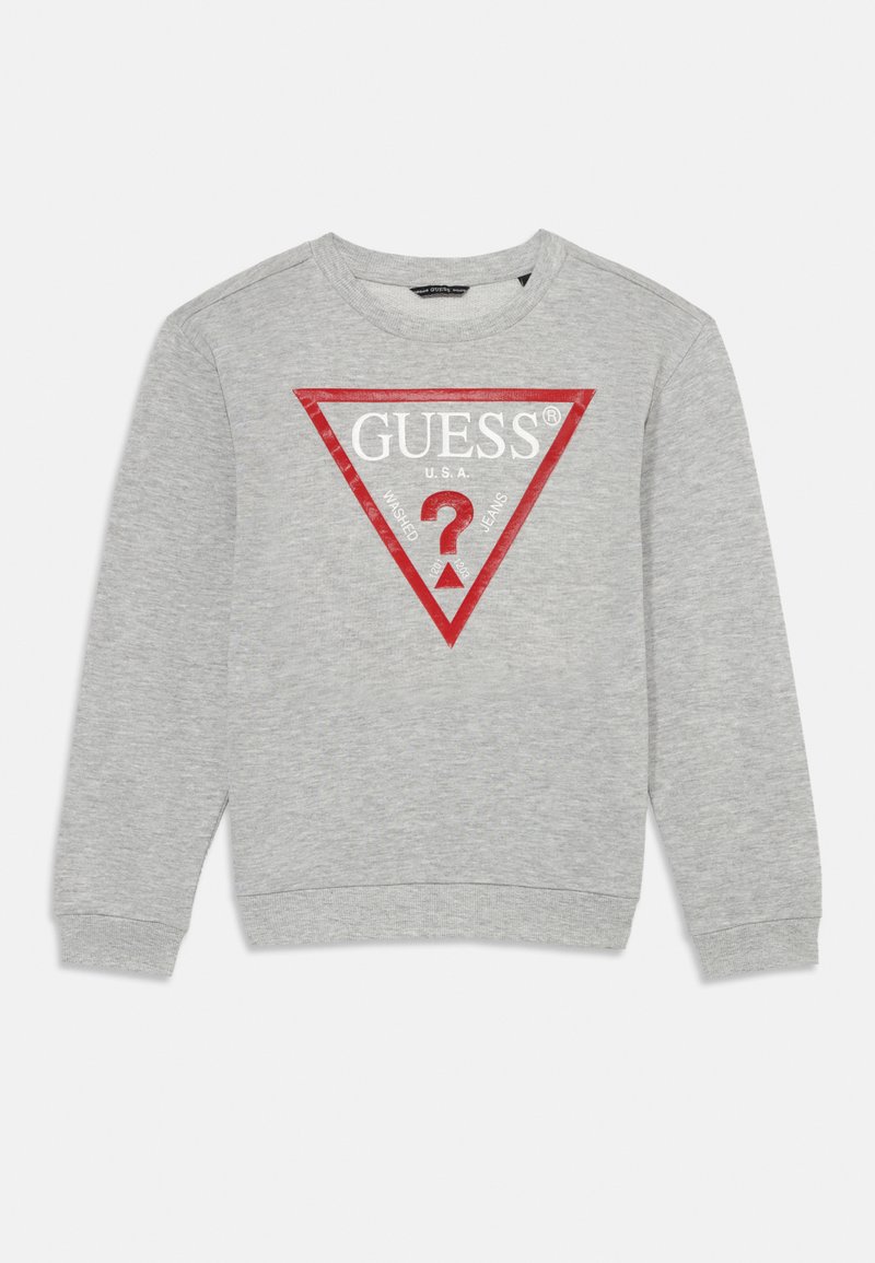 Sudadera gris de mangas largas, con puños acanalados, que presenta un logo triangular rojo con "GUESS® U.S.A." y un signo de interrogación en el centro.