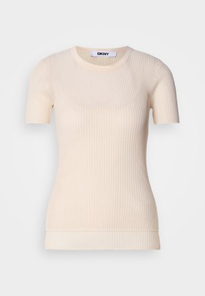 Kreemikammalise lühikeste varrukatega pluus ümmarguse kaelusega. Valmistatud pehmest materjalist, omab keha külge ulatuvat siluetti ja peenemat tekstuuri. DKNY silt on nähtav.