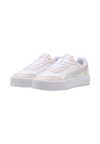 Zapatillas Puma en blanco y rosa claro con suela gruesa y estriada, diseño con cordones, y logo de Puma en el lado y en la lengua, anguladas ligeramente hacia la derecha.
