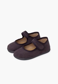 Zapatos Mary Jane de ante morado oscuro con punta redonda, correa de velcro, tobillo acolchado y suela flexible de goma negra.