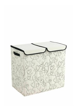 Panier à linge en tissu à double compartiment avec couvercles articulés, bordure noire, poignées latérales et motif cœur sur fond blanc.